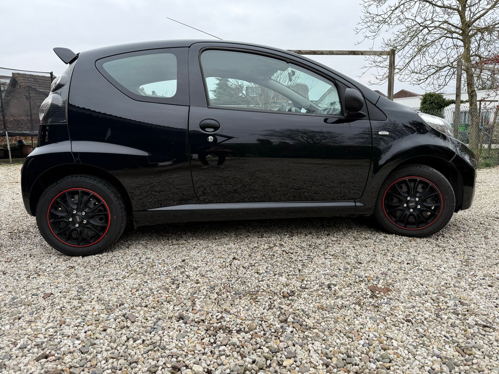 Peugeot 107 1.0 12V E-vti 68PK 3DR 2011 Zwart, Voorwielaandrijving, 4 stoelen, Origineel Nederlands, Handgeschakeld