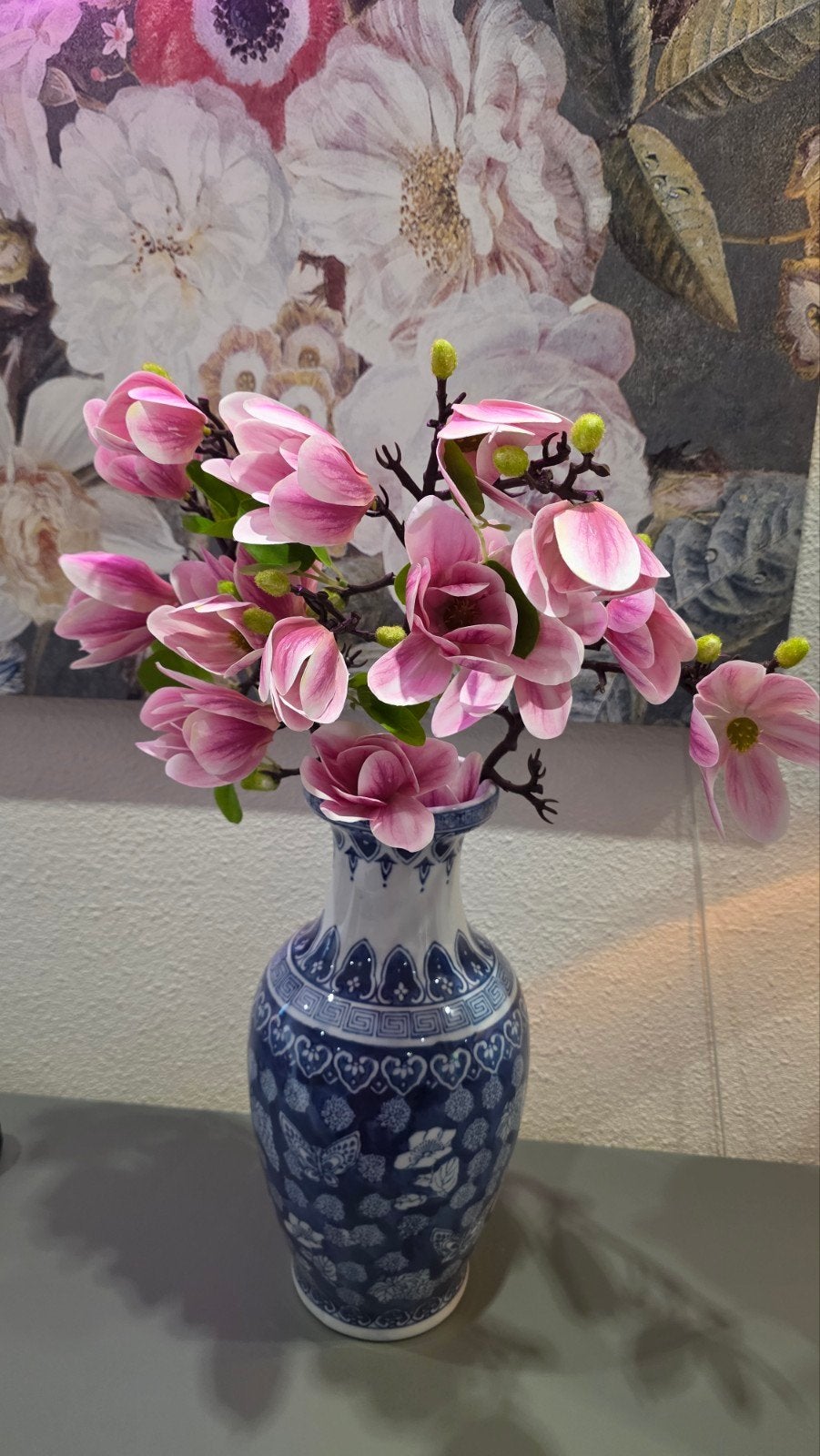 Blauw-witte vaas met kunstbloemen (magnolia), Ophalen of Verzenden