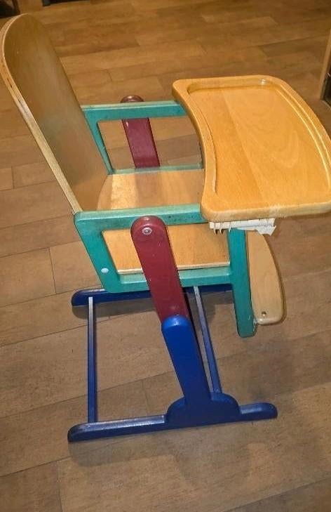 Vrolijke houten kinderstoel, Kinderen en Baby's, Ophalen, Gebruikt, Overige typen, Afneembaar eetblad