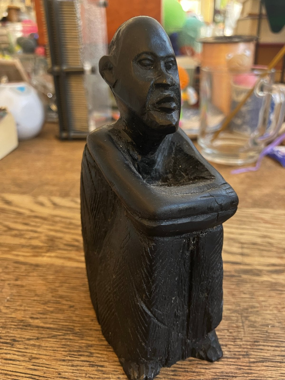 Houten beeldje van zittende man, Afrikaanse kunst, Antiek en Kunst, Kunst | Niet-Westerse kunst, Hout, Afrika, Zwart, Ophalen of Verzenden