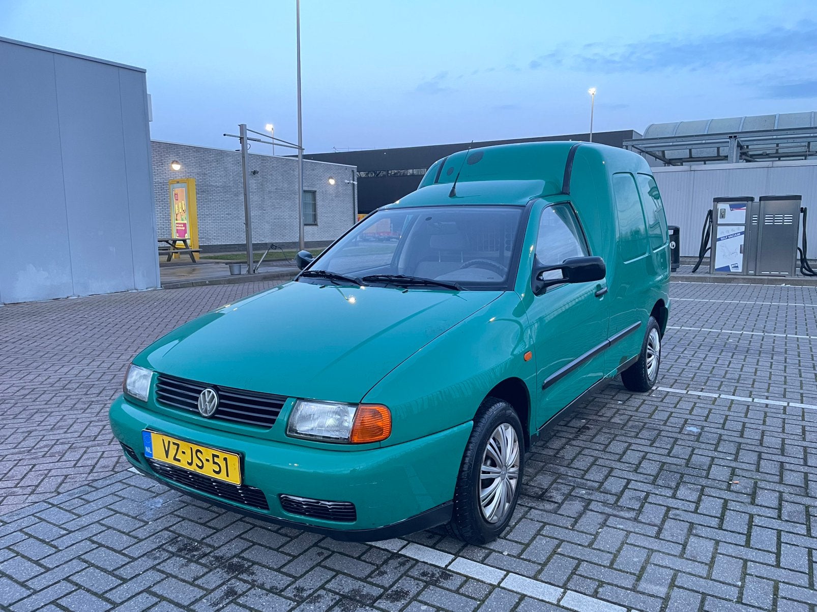 Volkswagen Caddy 1.6 55KW 1998 nieuwe APK yongtimer, Auto's, Bestelauto's, Voorwielaandrijving, 74 pk, 4 cilinders, Volkswagen