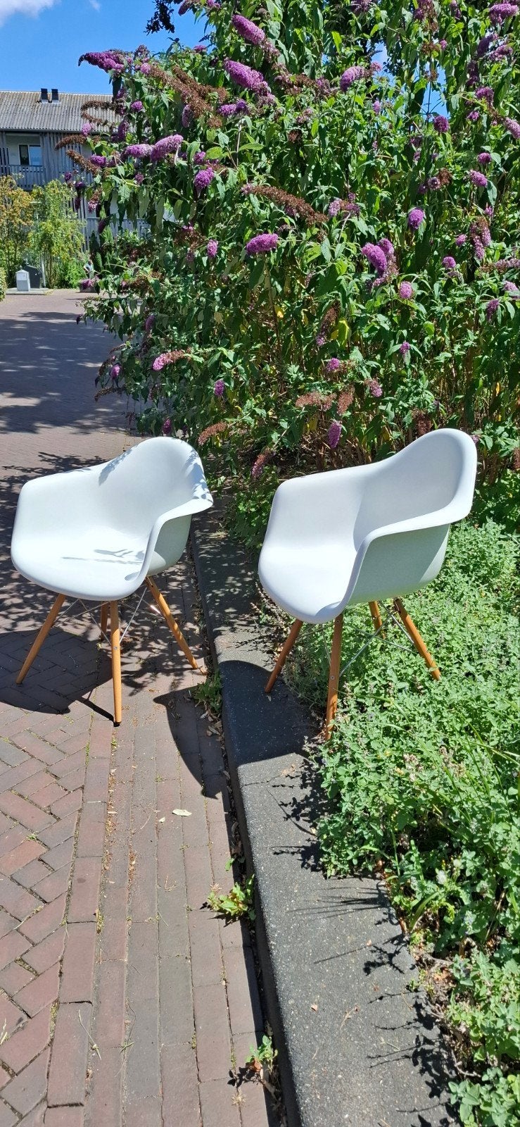 Eames fiberglass fauteuils, Ophalen