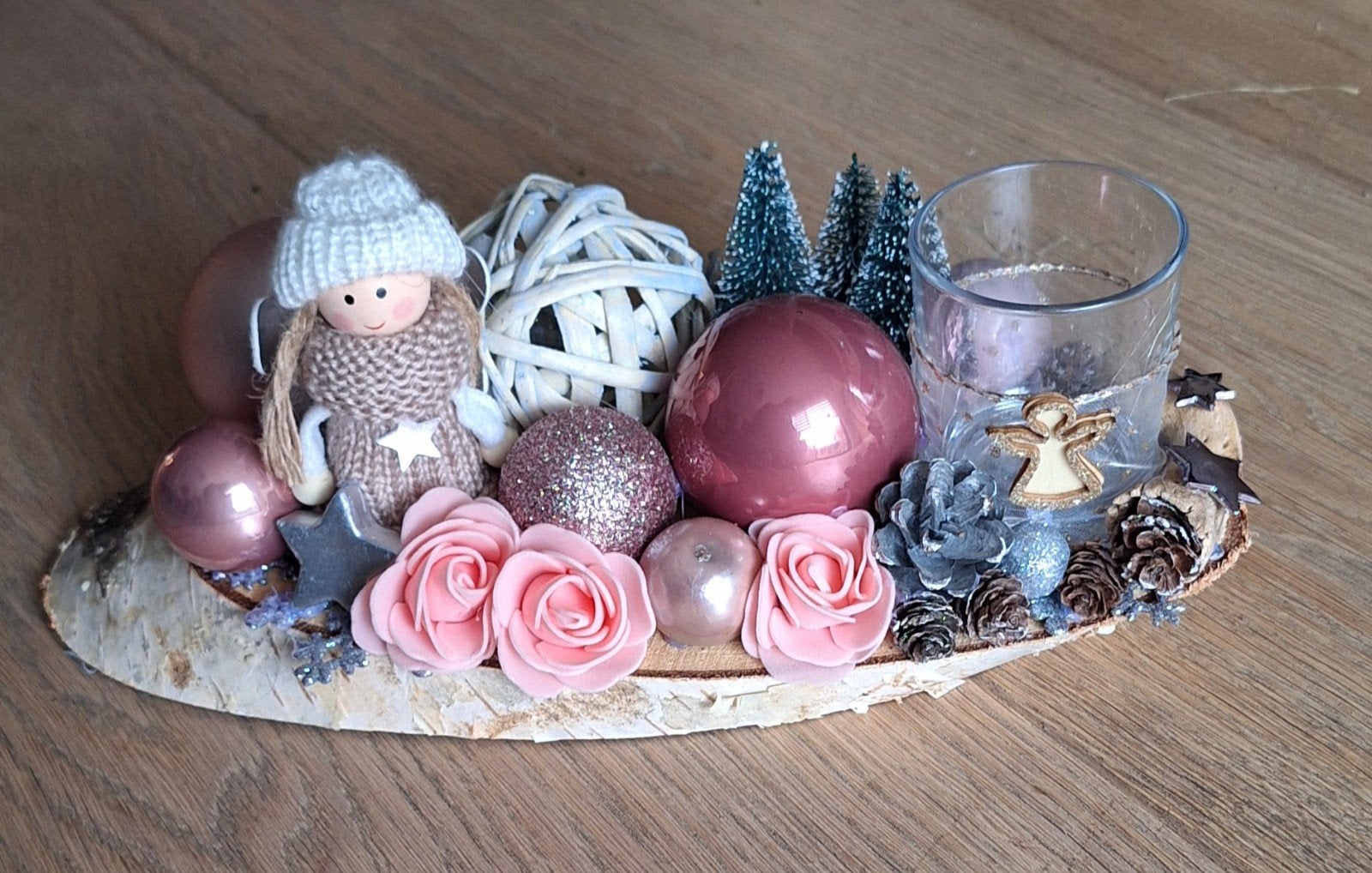 Roze handgemaakte kerstdecoratie op een boomschijf, Ophalen