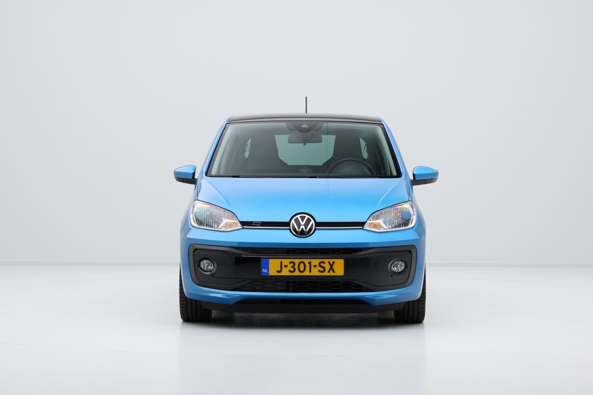 Foto 11 van Volkswagen Up! 1.0 R-Line 5-drs Airco|17" LMV|Zwart dak|PDC