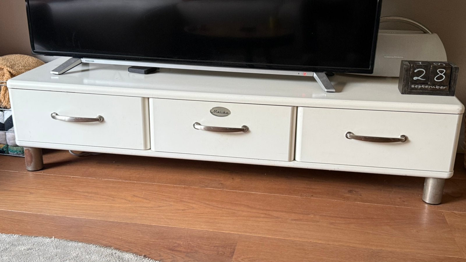Retro witte Malibu tv meubel, Ophalen, 100 tot 150 cm, Zo goed als nieuw, Minder dan 100 cm