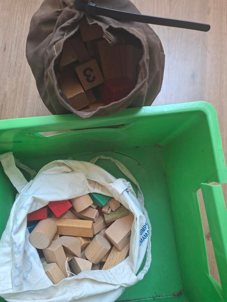 Houten blokken in tas en zak, Ophalen