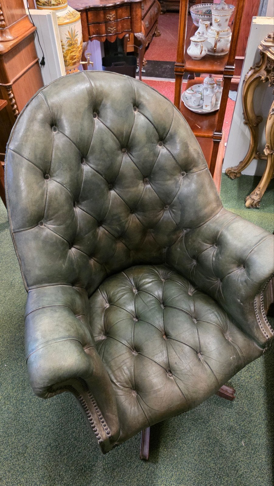 antiek bureau met Chesterfield captainchair, Ophalen