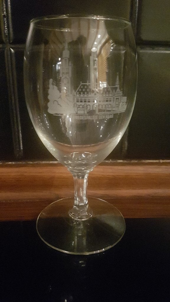 Wijn glas met opdruk Vredespaleis Den Haag, Ophalen of Verzenden, Zo goed als nieuw, Bierglas