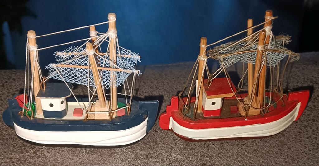 Set van 2 handgemaakte miniatuur vissersbootjes, Ophalen of Verzenden, Gebruikt, 1:200 of kleiner, Overige merken