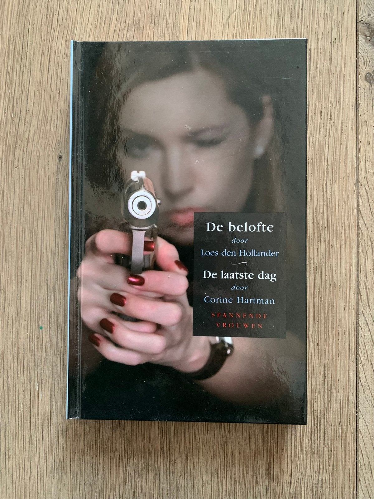 2 boeken in 1 Loes Den Hollander - De belofte Corine Hartman, Ophalen of Verzenden, Gelezen