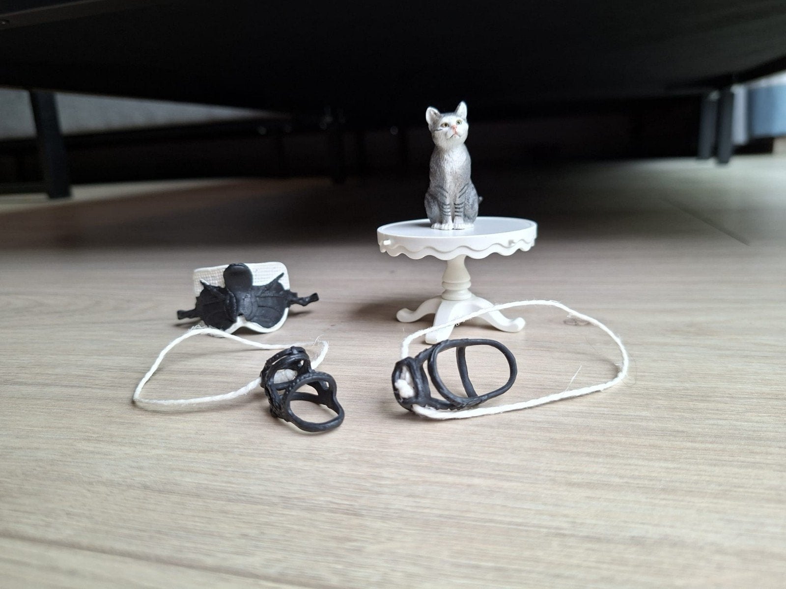 Schleich kat, tafel en zadelset, Ophalen of Verzenden, Gebruikt
