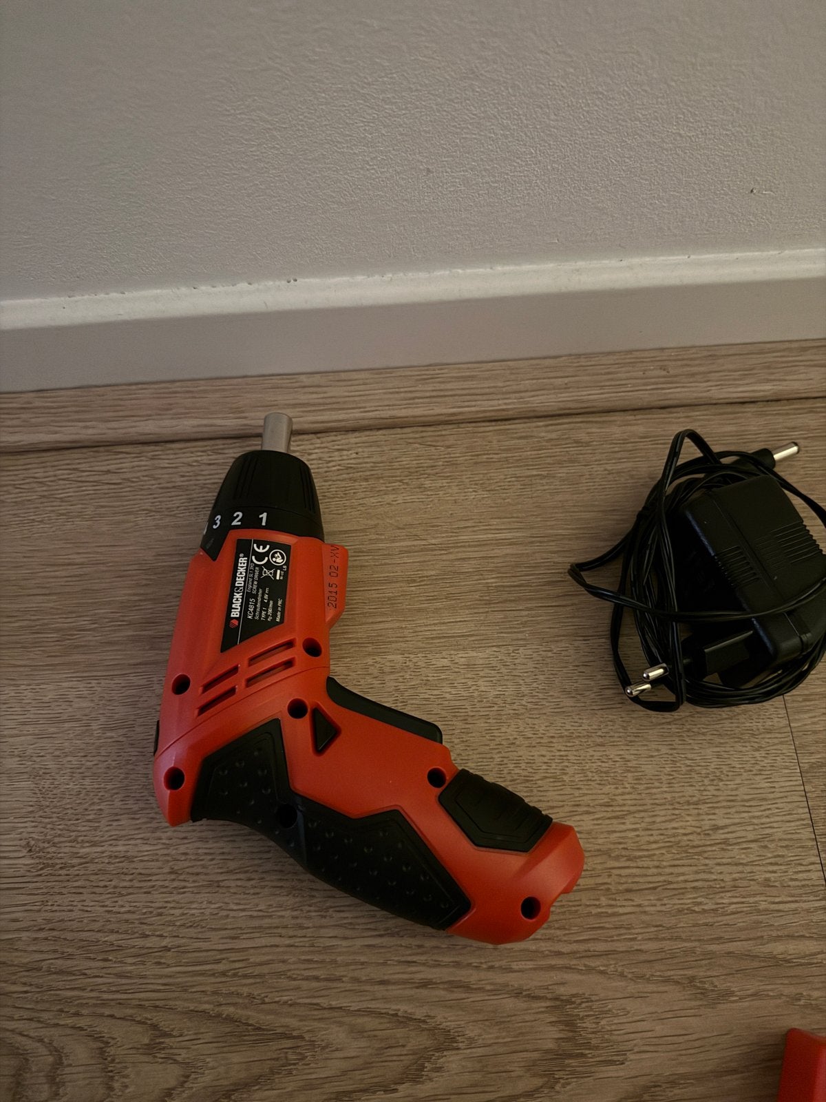 Black & Decker accuschroevendraaier met lader, Gebruikt, Variabele snelheid, Ophalen of Verzenden, Boor- en Schroefmachine