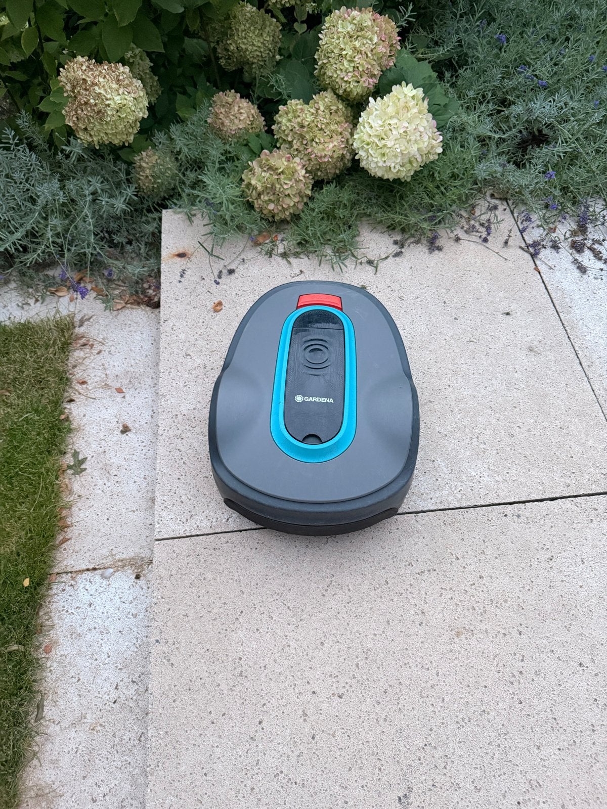 Gardena Grasmaaier Sileno Life 750 Robotmaaier plus garage, Ophalen, Cirkelmaaier, Gebruikt, Minder dan 30 cm