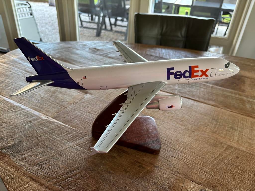 FedEx A320 Modelvliegtuig 1:100 - Zo goed als nieuw, Overige merken, 1:72 tot 1:144, Ophalen of Verzenden, Zo goed als nieuw