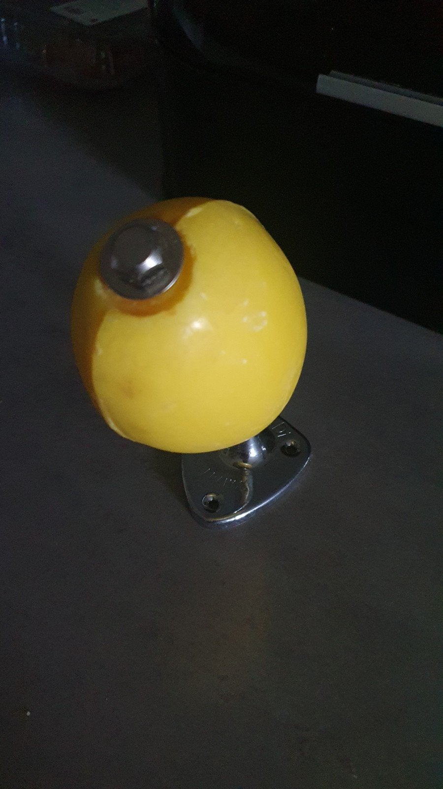 Zeepbol met wandhanger - Zo goed als nieuw, Ophalen of Verzenden, Zo goed als nieuw, Geel, Zeepdispenser/zeepbakje