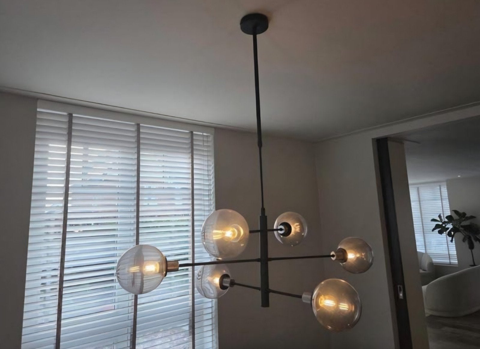 Moderne hanglamp met 6 bollen rookglas, Huis en Inrichting, Lampen | Hanglampen, Ophalen, Zo goed als nieuw, Glas, 75 cm of meer