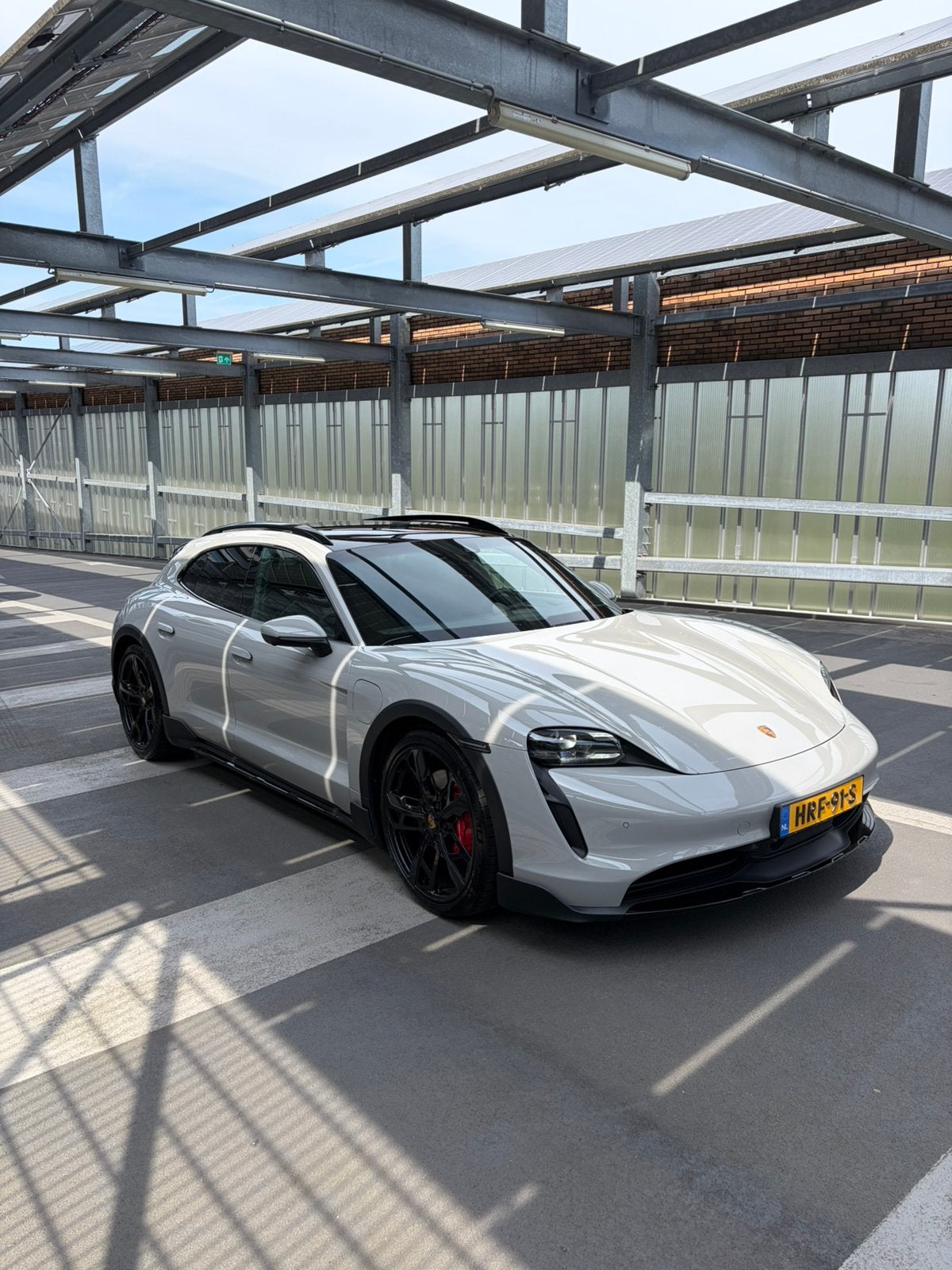 Porsche Taycan Cross Turismo 4S / krijt grijs / SOH 93%, Auto's, Porsche, Automaat, 2220 kg, Zwart, Leder