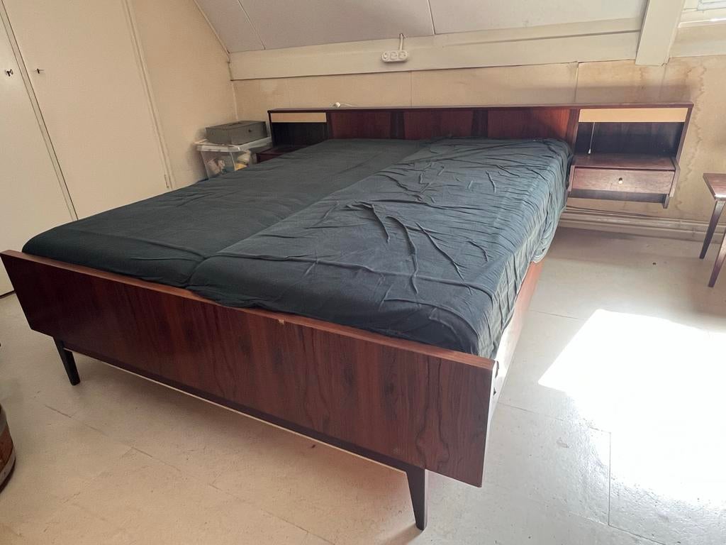 Mahonie houten bed , hangende nachtkastjes, kast en tafeltje, Gebruikt, Jaren 60, Bruin, Tweepersoons