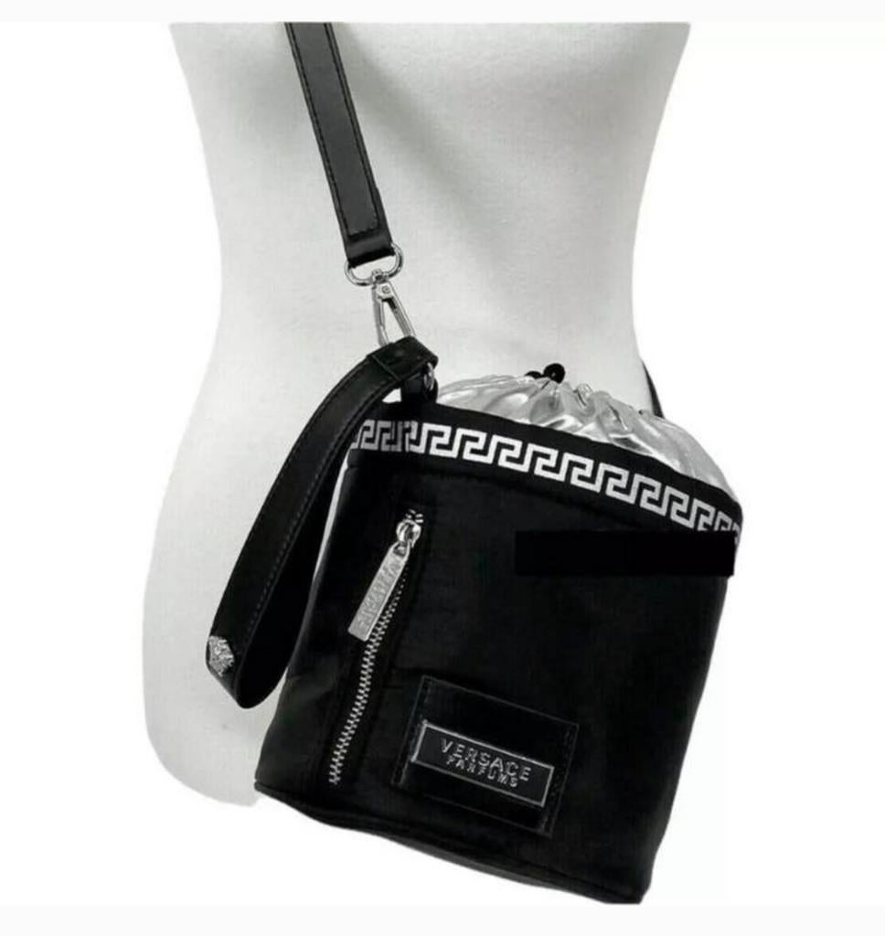 Versace Parfums Ronde Tas - Zwart & Zilver NIEUW parfum bag, Overige merken, Zwart, Nieuw, Ophalen of Verzenden