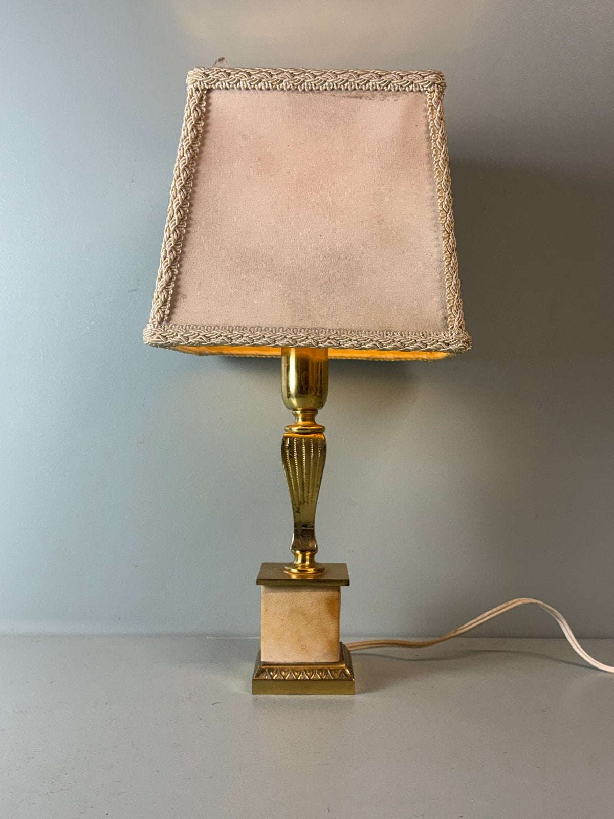 Vintage Tafellamp met Gouden Voet en Crèmekleurige Kap, Ophalen of Verzenden