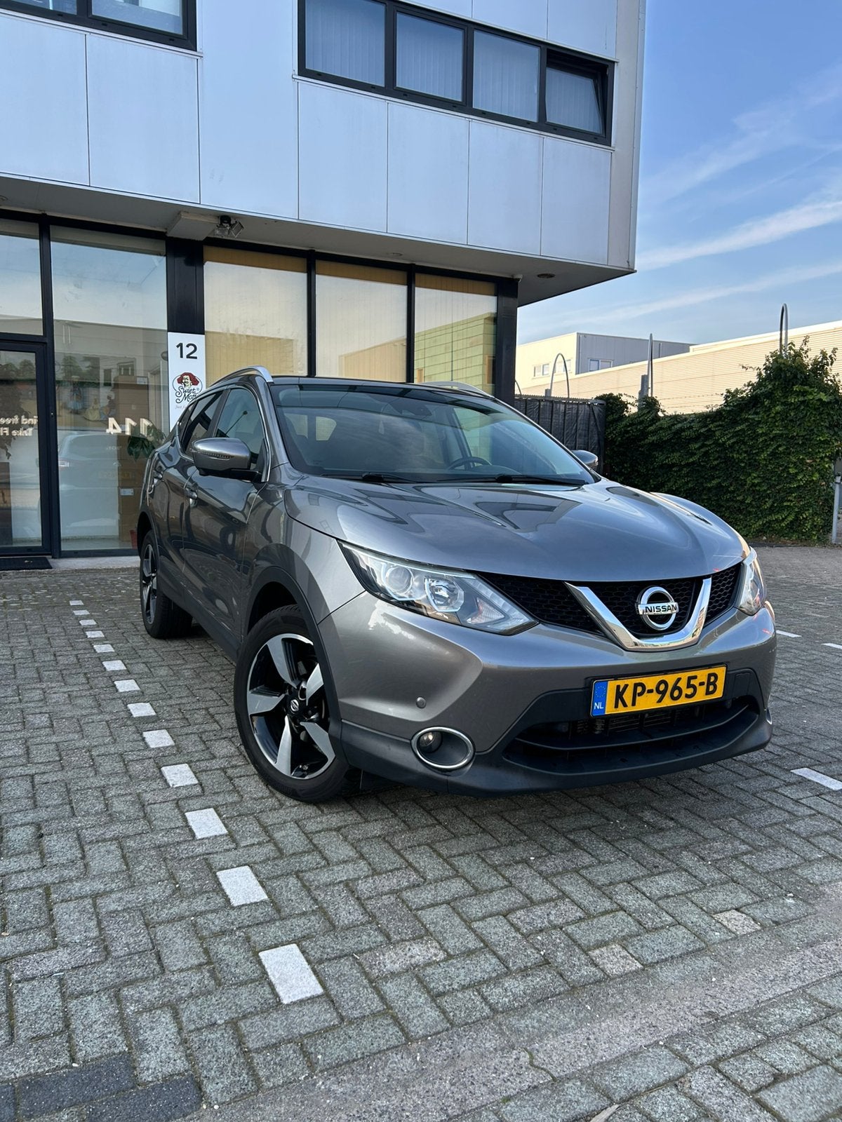 Nissan Qashqai 1.2 N-Connecta Automaat | Grijs | Panoramadak, Dealer onderhouden, Stof, 4 cilinders, Origineel Nederlands