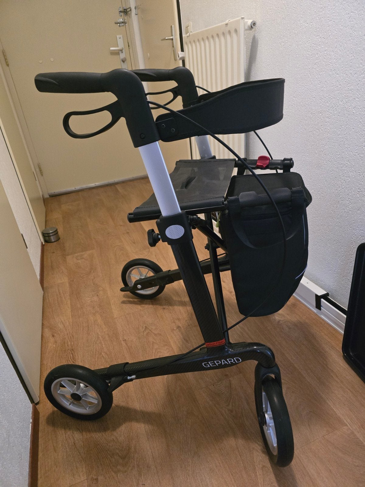 GEPARD CARBON FIBER ROLLATOR IN NIEUWSTAAT, Ophalen, Lichtgewicht