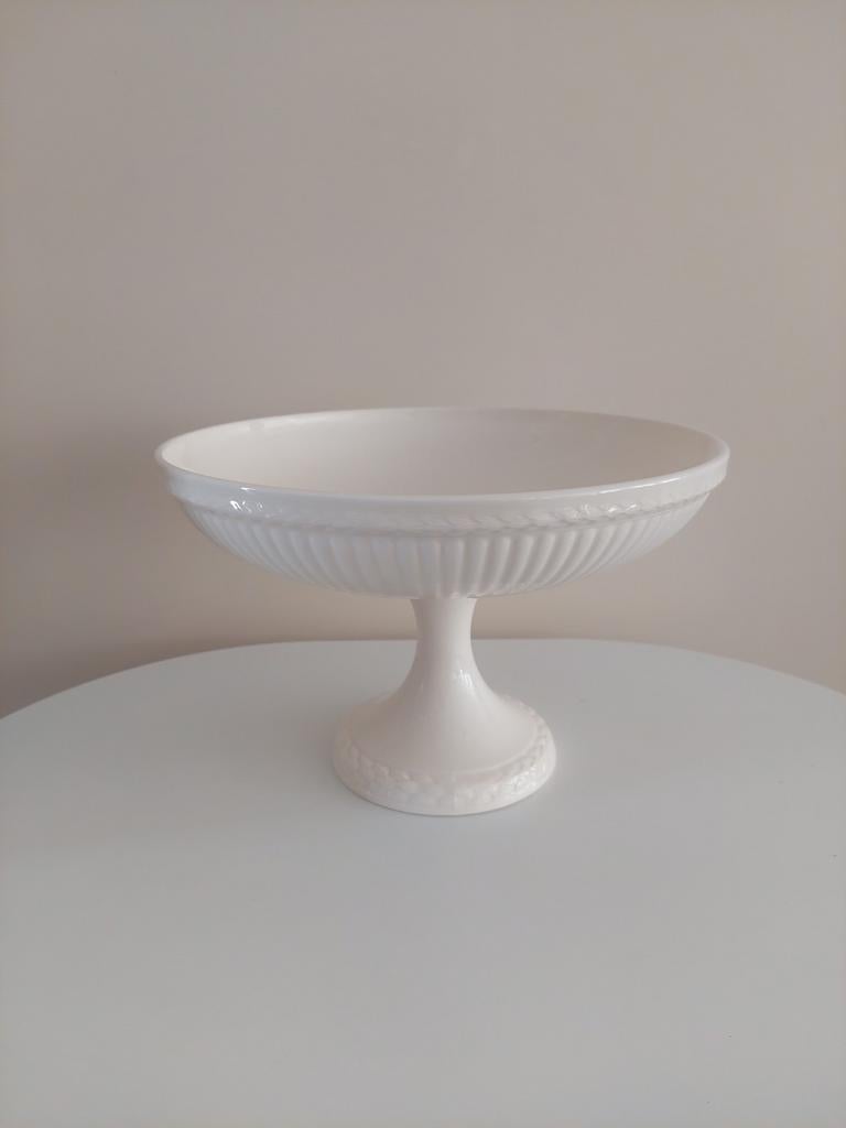 Wedgwood Edme schaal op voet, Ophalen of Verzenden, Zo goed als nieuw, Porselein, Bord of Schaal