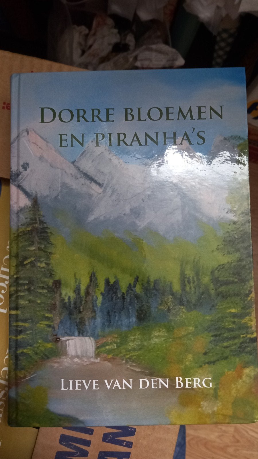 Dorre Bloemen en Piranha's - Lieve van den Berg, Ophalen of Verzenden, Zo goed als nieuw, Lieve van den Berg