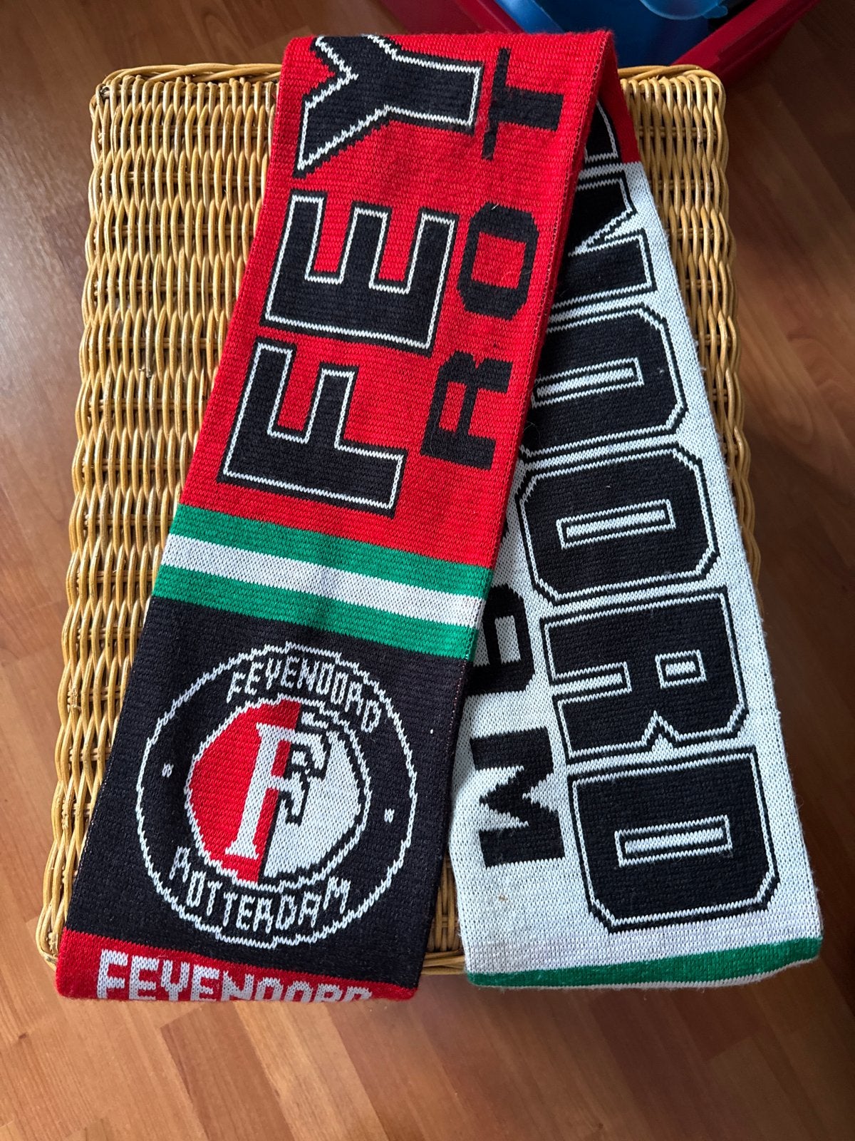 Feyenoord sjaal - Rood, wit, zwart met logo, Ophalen of Verzenden, Gebruikt
