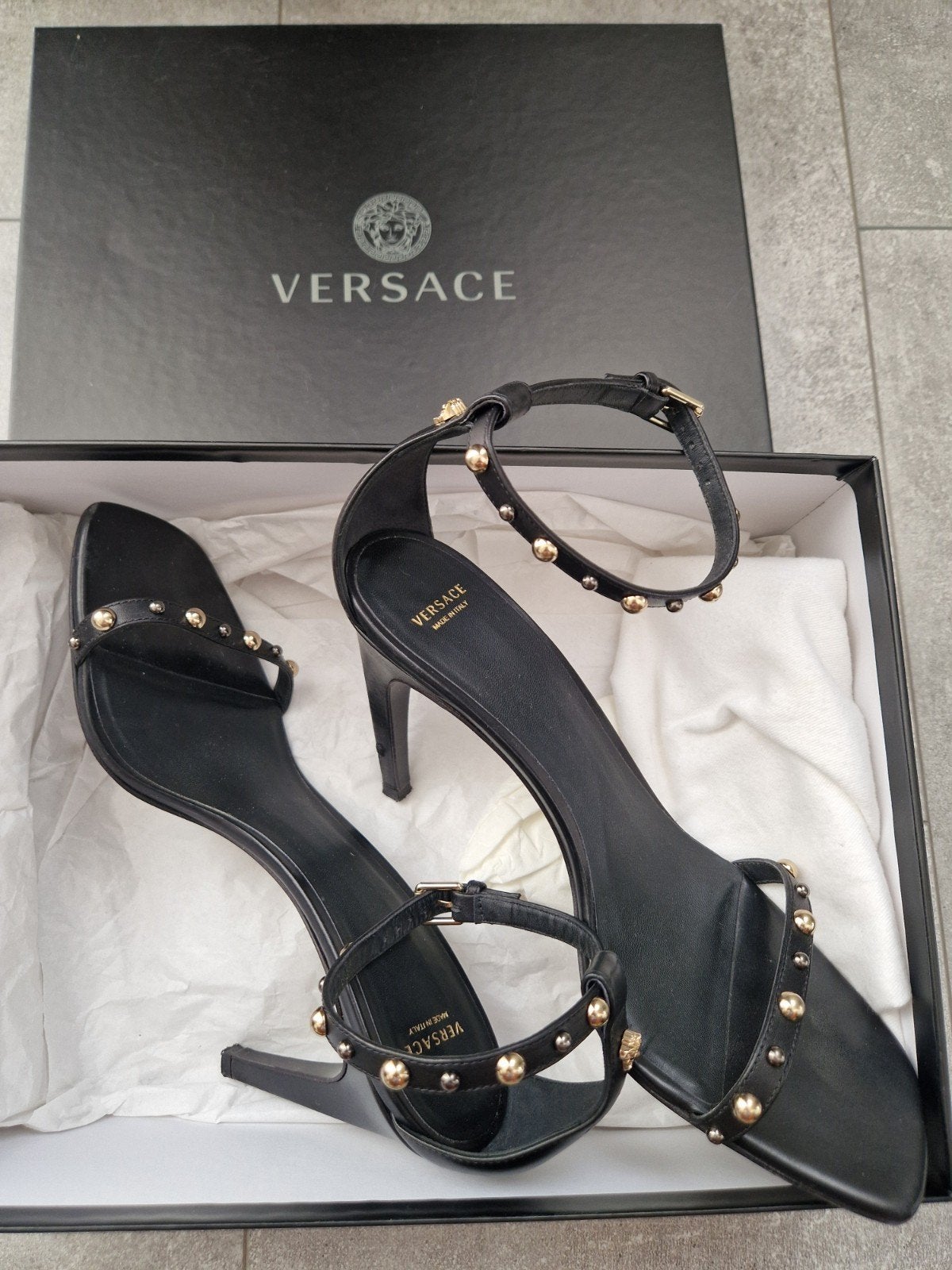 Originele Versace sandalen maat 40, Kleding | Dames, Zwart, Versace, Gedragen, Sandalen of Muiltjes