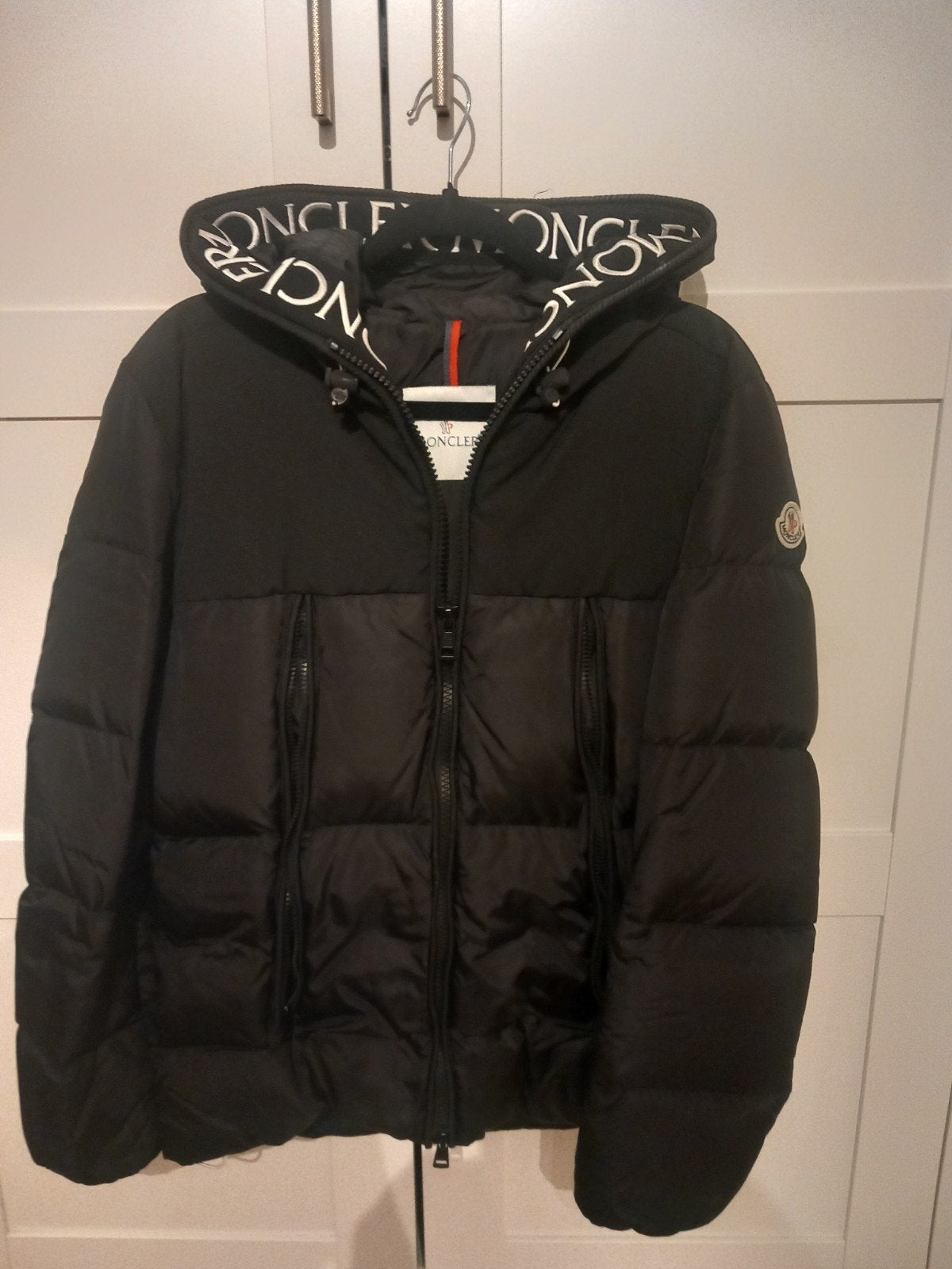 Moncler Montcla Hooded Short Down Jacket – Zo goed als nieuw, Kleding | Heren, Maat 52/54 (L), Moncler, Zwart, Ophalen of Verzenden
