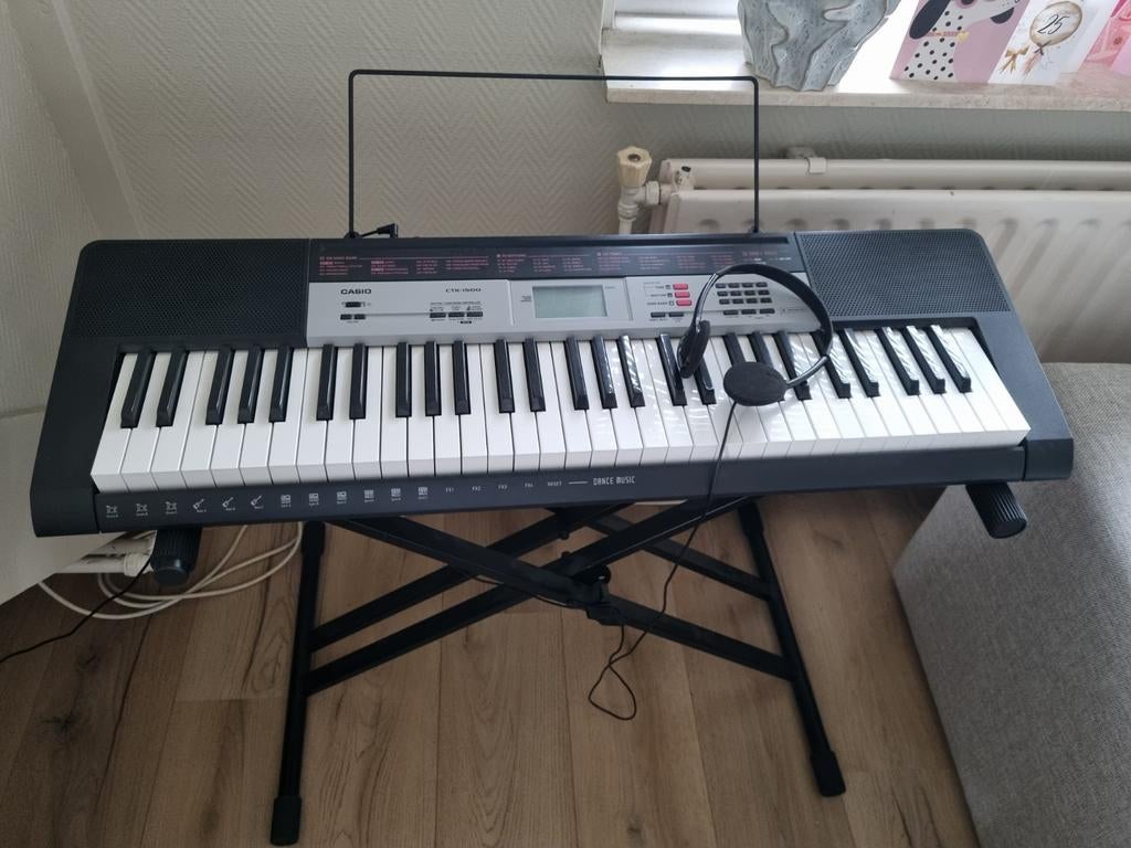 Casio CTK-1500 keyboard met standaard, Muziek en Instrumenten, Keyboards, Ophalen, Casio, 61 toetsen, Zo goed als nieuw