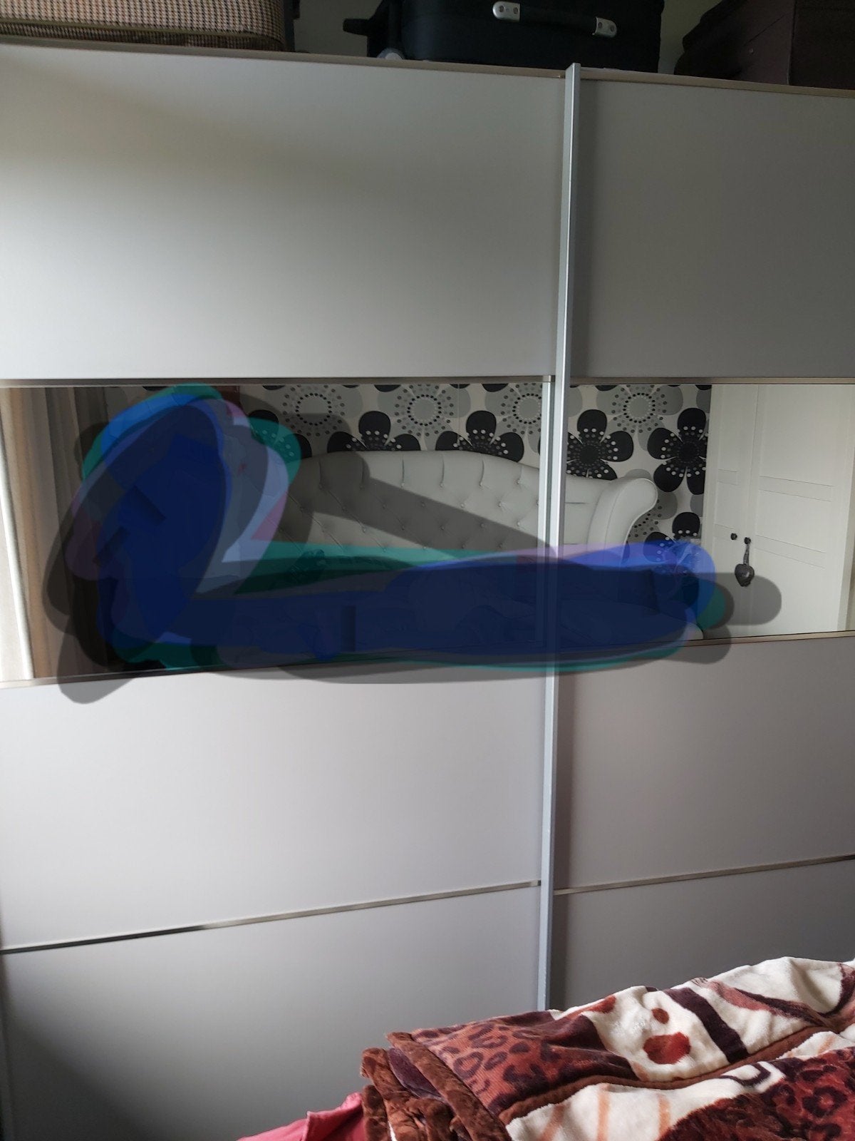 Grote kledingkast met schuifdeuren en spiegel, Met deur(en), Gebruikt, 100 tot 150 cm, 200 cm of meer