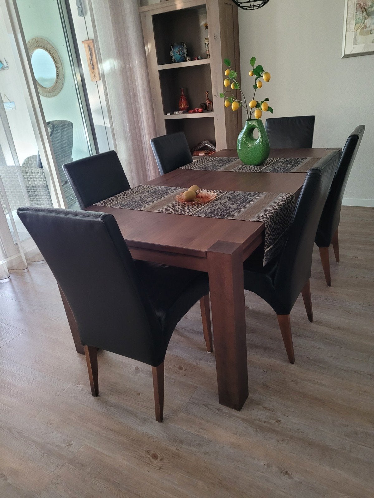 Donker gelakte beukenhouten tafel met 6 leren stoelen, Ophalen