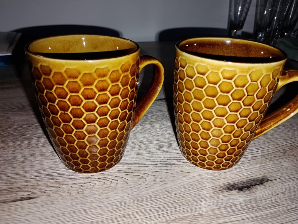Mokken met honingraat motief, Ophalen, Aardewerk, Overige stijlen, Kop(pen) en/of Schotel(s)