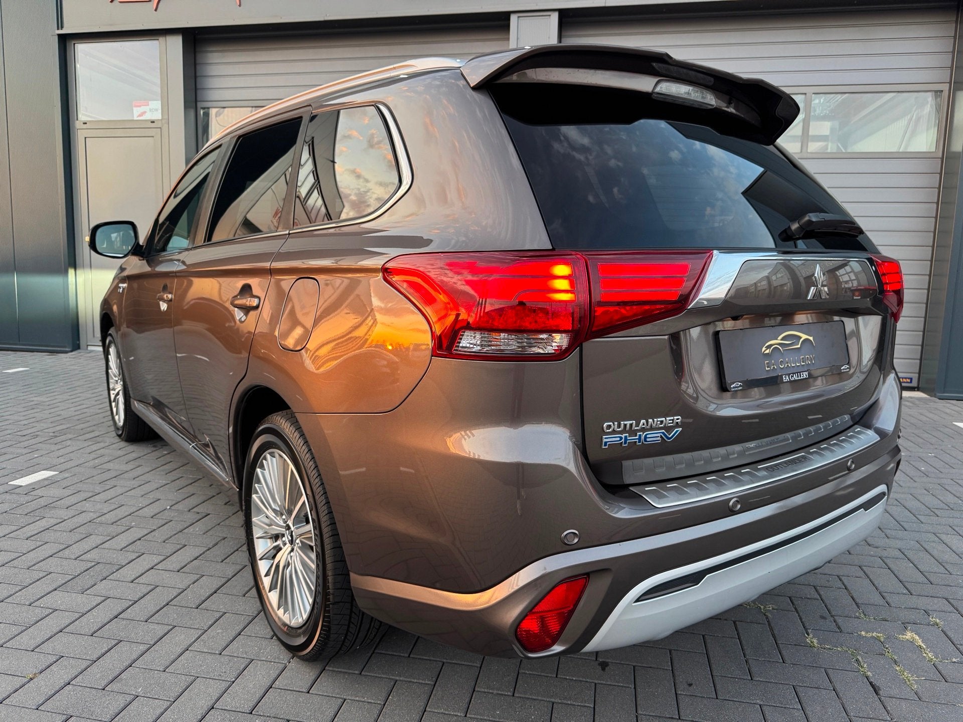 Mitsubishi Outlander 2.4 PHEV S-Edition Bomvol, Automaat, 135 pk, Zwart, 4 cilinders
