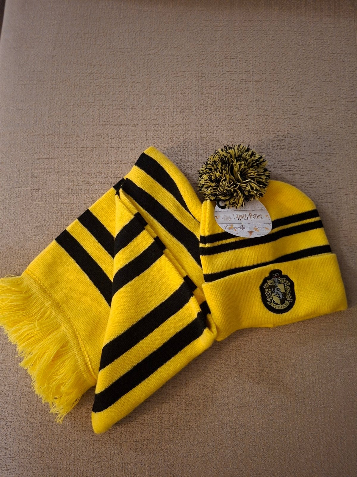 Muts en sjaal Hufflepuff, Verzamelen, Harry Potter, Ophalen of Verzenden, Nieuw, Overige typen