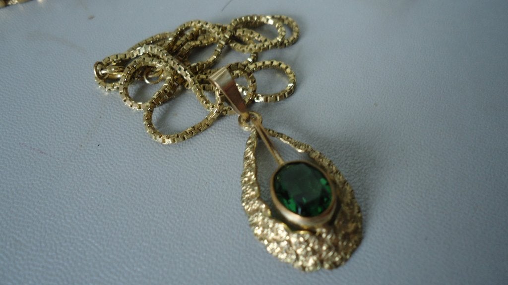 Goud vergulde TEKA ketting en hanger met peridot, Overige materialen, Ophalen of Verzenden, Zo goed als nieuw, Met edelsteen