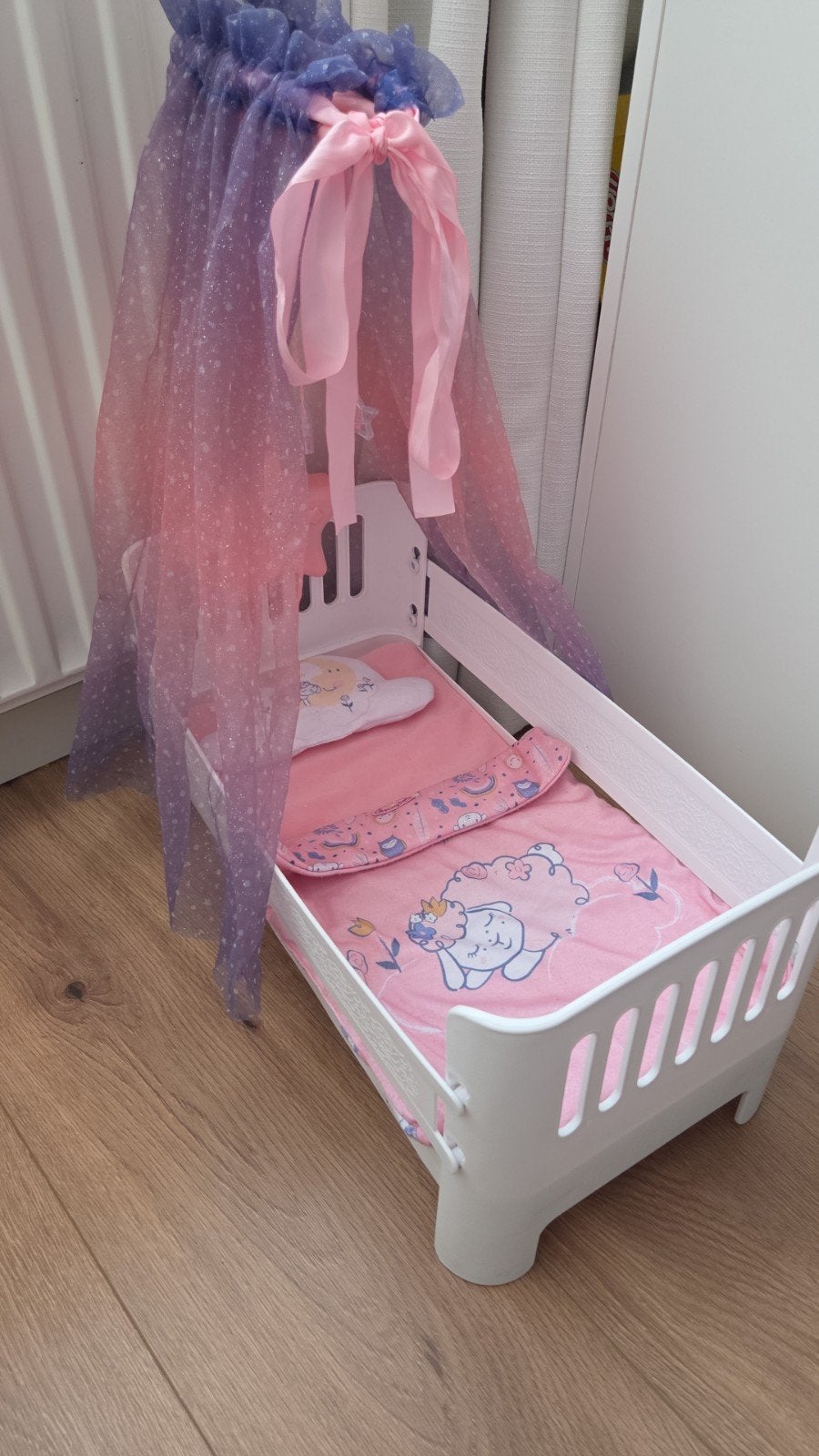 Poppenbedje met hemeltje licht en geluid, Ophalen of Verzenden, Zo goed als nieuw, Babypop