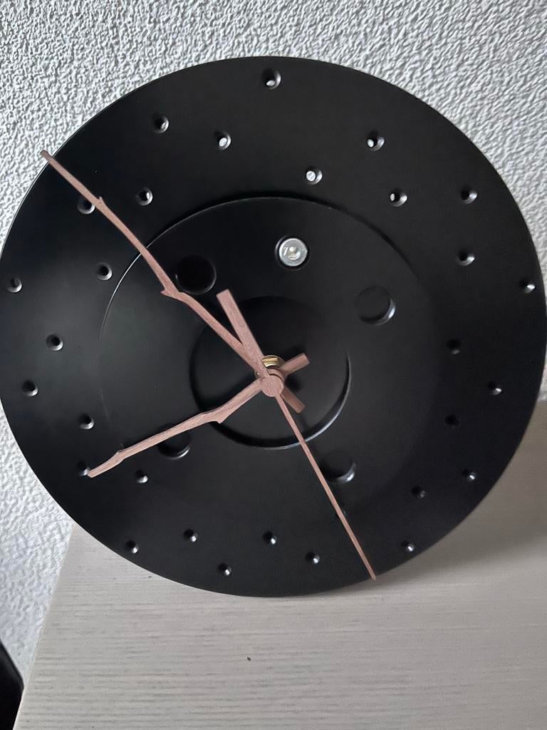 Unieke tafelklok van remschijf - 18cm, Ophalen of Verzenden, Nieuw, Analoog, Wandklok