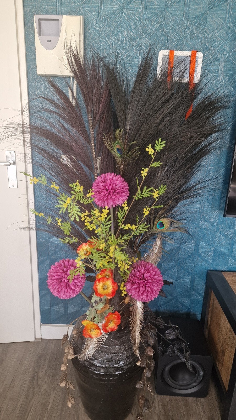 vaas met kunstbloemen, Ophalen