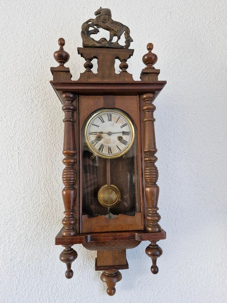 antieke klok met paardje bovenop Paardjesregulateur wandklok, Ophalen