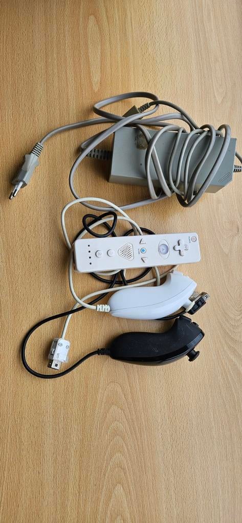 Wii-accessoires: controller, nunchuk en stroomadapter, Spelcomputers en Games, Ophalen, Gebruikt, Met 1 controller