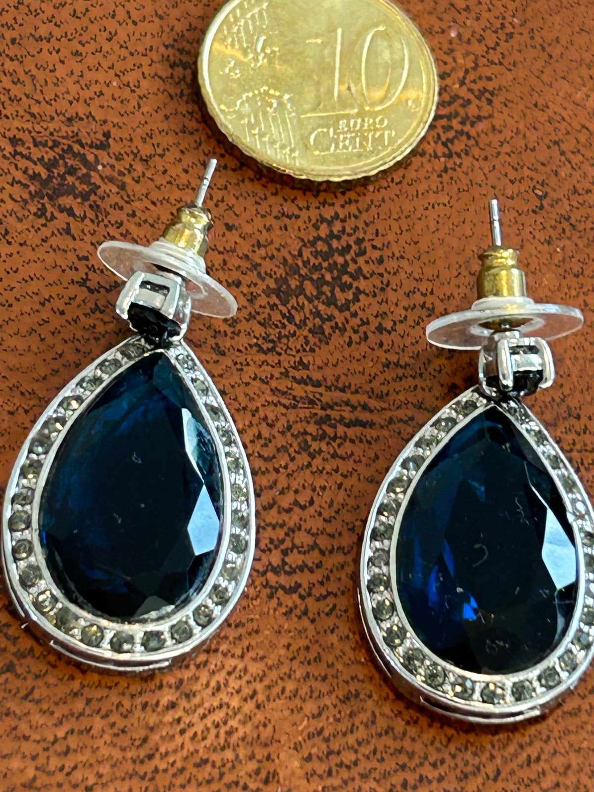 Elegante oorbellen met donkerblauwe steen en strass, Ophalen, Overige materialen, Blauw, Zo goed als nieuw