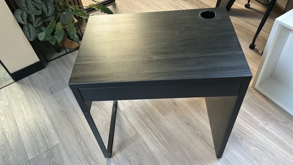 IKEA Micke bureau - Zwart, compact en functioneel, Ophalen, Zwart, Gebruikt, Met lades