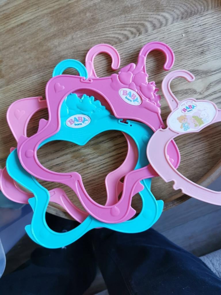 Baby Born 4 stuks kleding hangers, Kinderen en Baby's, Speelgoed | Poppen, Ophalen of Verzenden, Zo goed als nieuw, Babypop