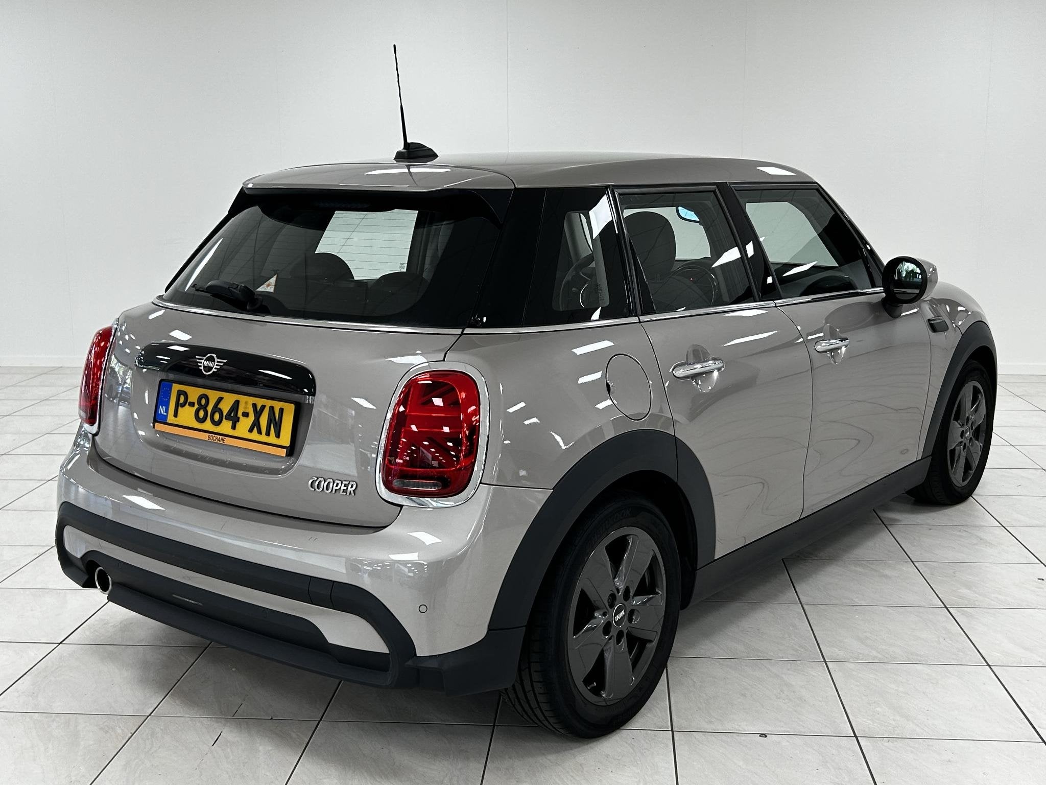 MINI 5-Deurs 1.5 Cooper Business Edition NAVIGATIE | PARKEER, Auto's, Mini, 136 pk, Gebruikt, Met garantie (alle), Leder en Stof