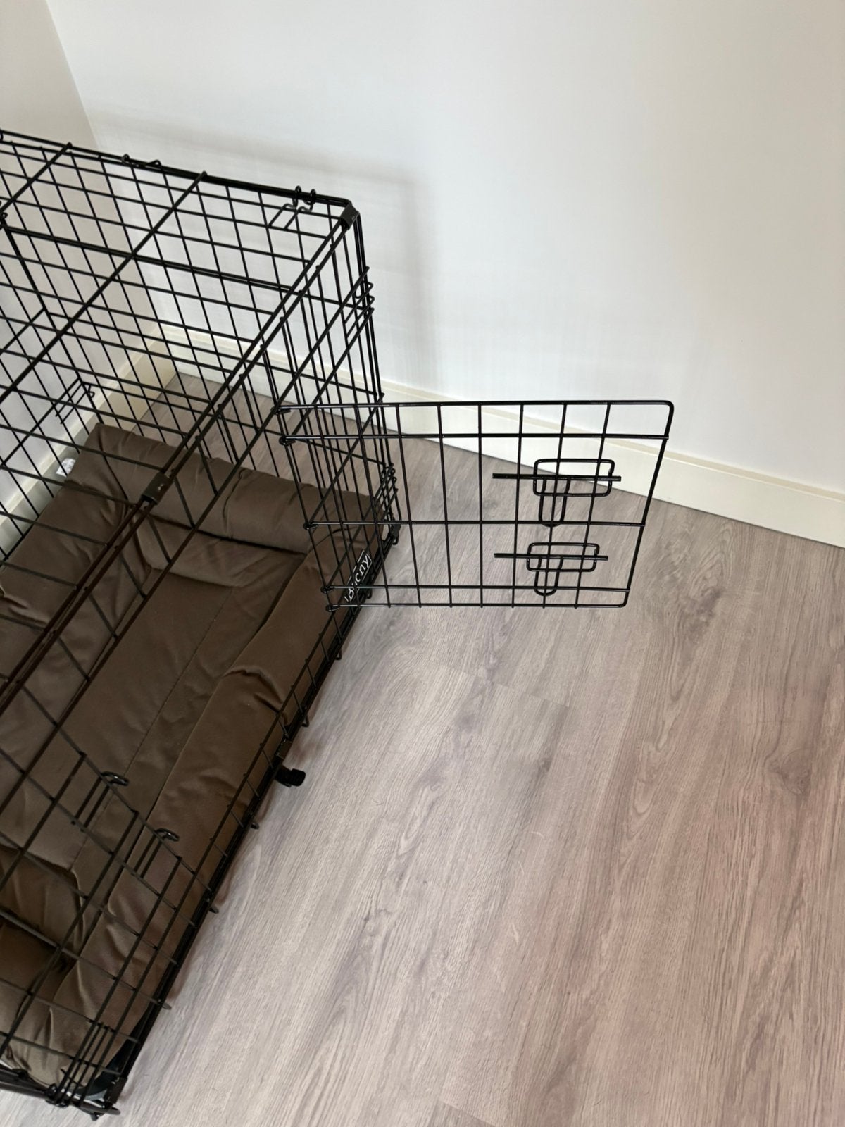 Bench Boony maat M zwart met bruin kussen Nieuw, Dieren en Toebehoren, Hondenhokken, Ophalen, Zo goed als nieuw, Minder dan 75 cm