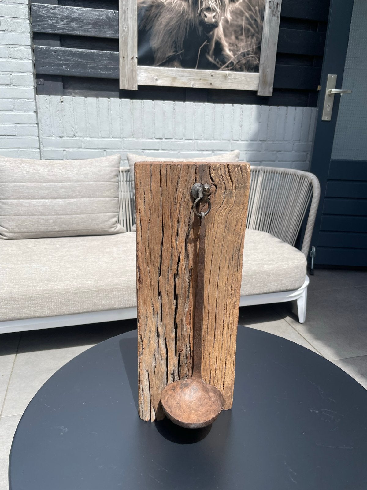 Decoratieve houten paal met metalen lepel, Ophalen