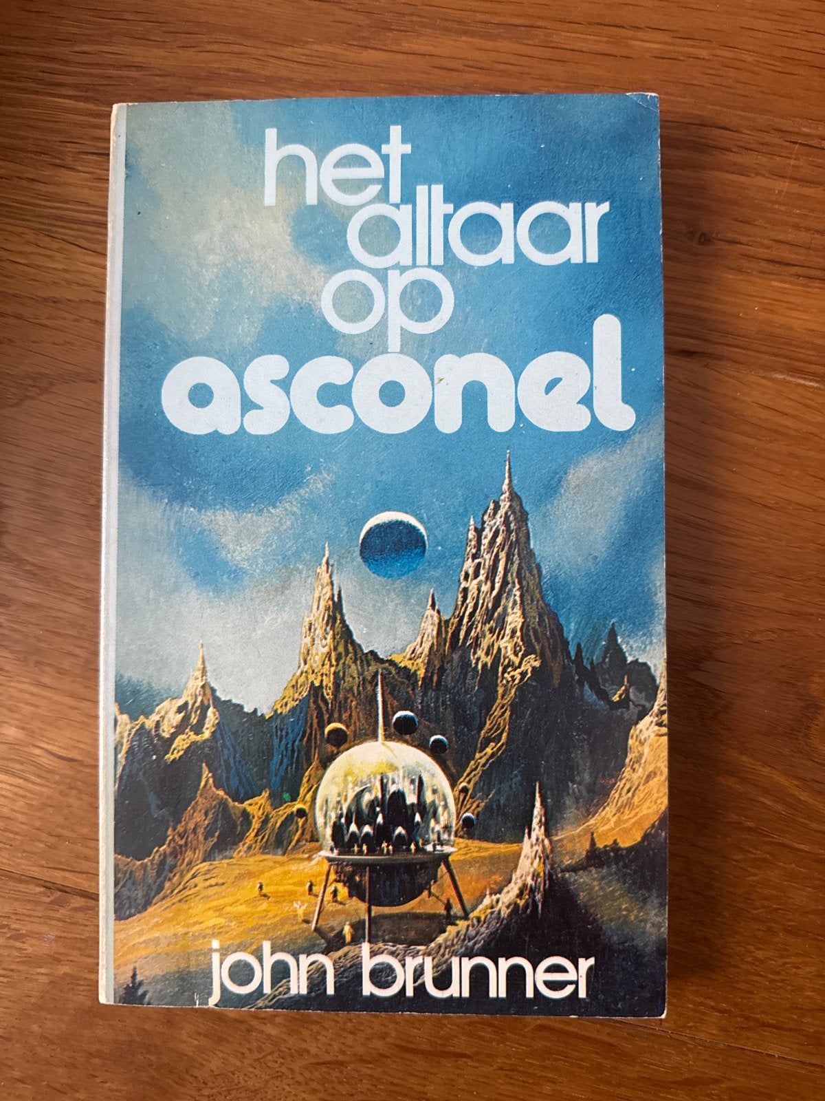 Het Altaar op Asconel - John Brunner Sciencefiction Boek, Ophalen of Verzenden, Gelezen